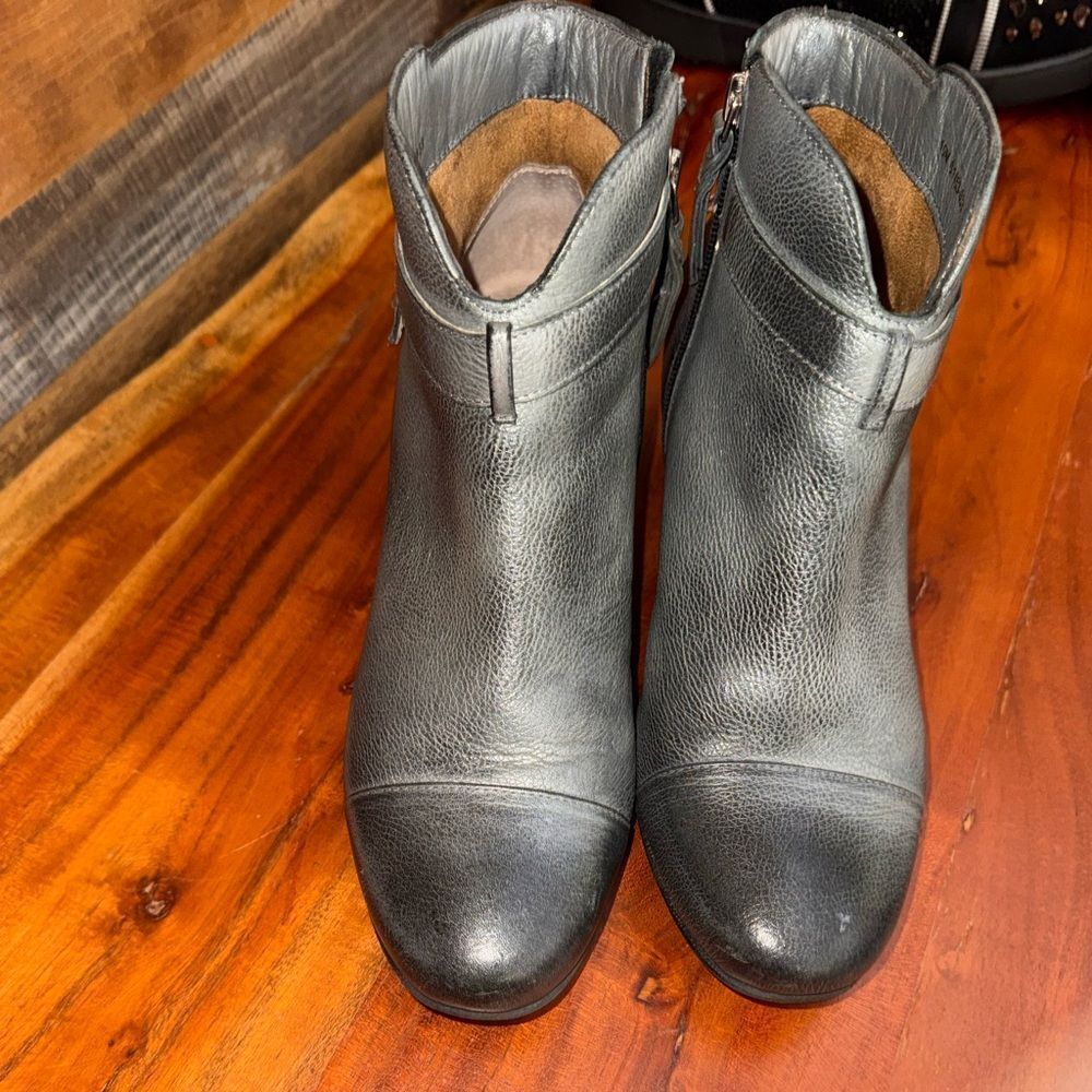 SoftWalk Gray Pebbled Leather Ivanhoe Ankle Booties Buckle Zip Detail Size 10M